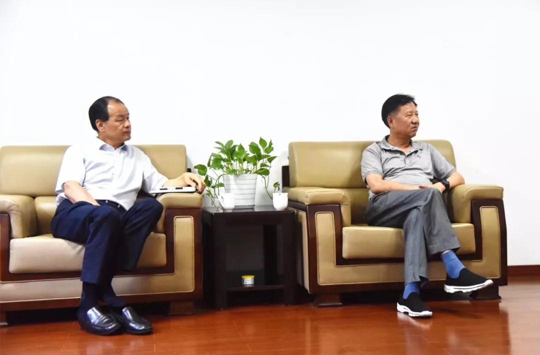 顾斌秘书长(左)与省科技厅寿学平处长(右)